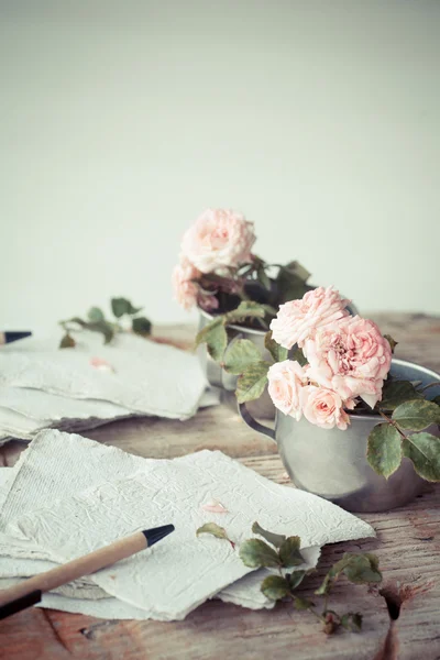 Rosarote Rosen auf Holztisch — Stockfoto