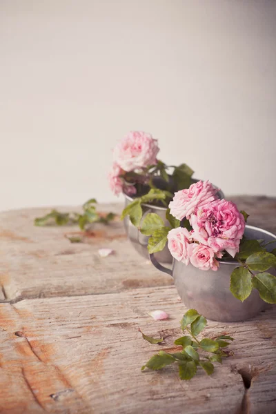 Rosas rosadas sobre mesa de madera — Foto de Stock