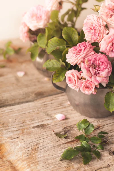 Rosas cor-de-rosa na mesa de madeira — Fotografia de Stock