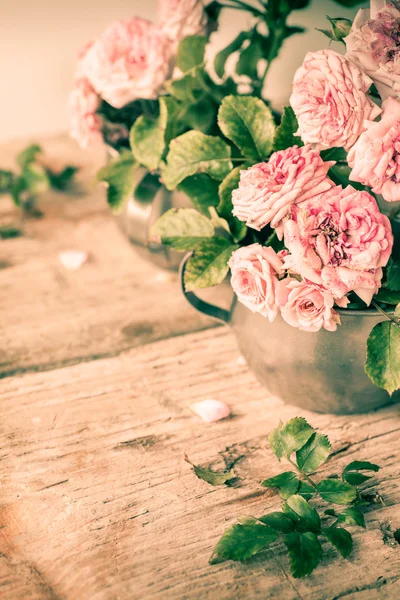 Ροζ τριαντάφυλλα σε ξύλινο τραπέζι — Φωτογραφία Αρχείου