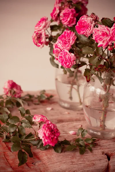 Pink roses on wooden table — Stock Photo, Image