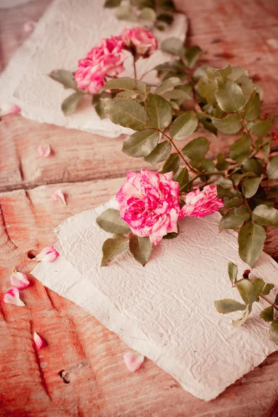 Roze rozen op houten tafel — Stockfoto