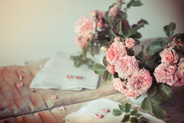 Rosas rosadas sobre mesa de madera —  Fotos de Stock