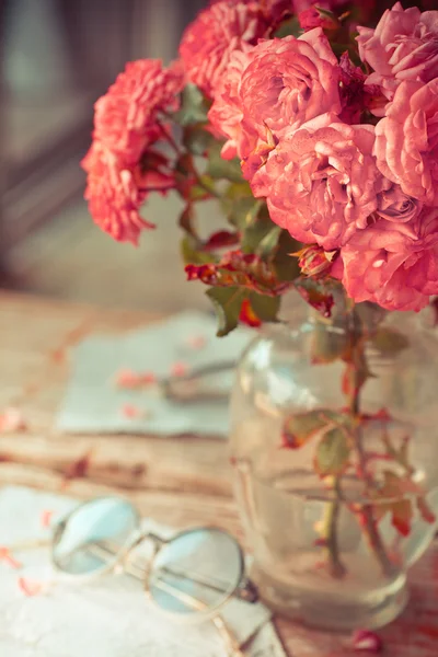 핑크 장미 나무 테이블에 안경 — 스톡 사진