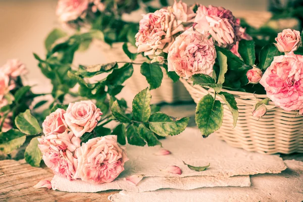 Rosas cor-de-rosa na mesa de madeira — Fotografia de Stock