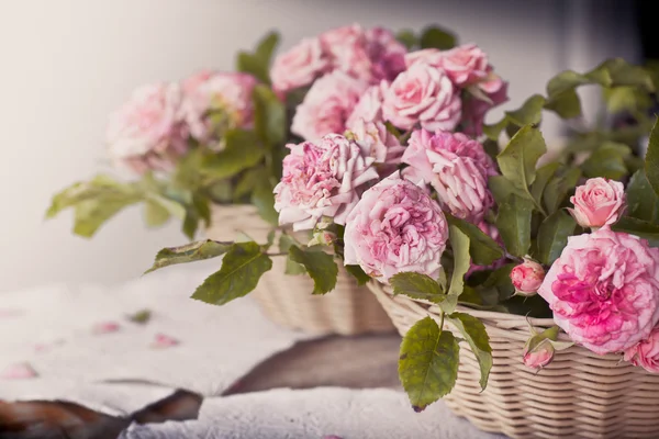 Rózsaszín rózsák-a fából készült asztal — Stock Fotó