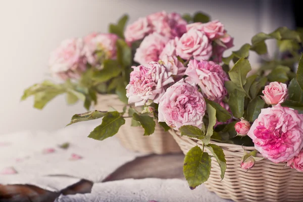 Rosas rosadas sobre mesa de madera — Foto de Stock