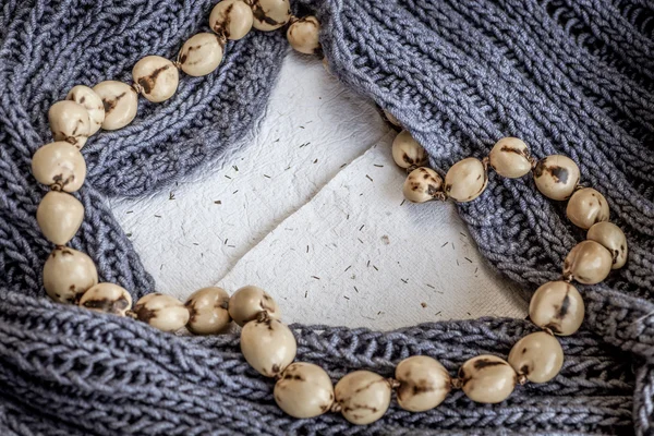 Bufanda, collar de cuentas y libros blancos — Foto de Stock