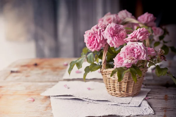 Roze rozen op houten tafel — Stockfoto