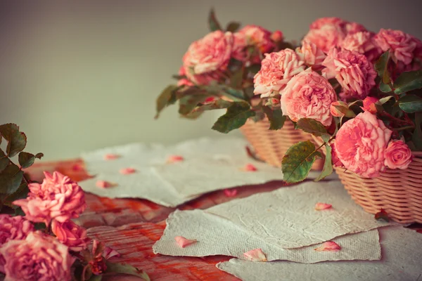 Rosas rosadas sobre mesa de madera —  Fotos de Stock