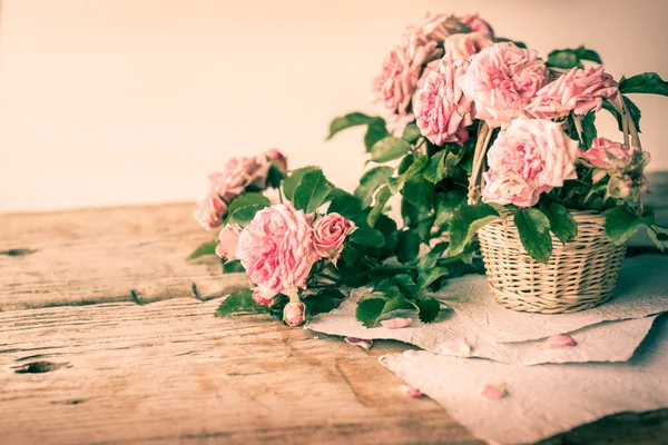 Rosa rosor på träbord — Stockfoto