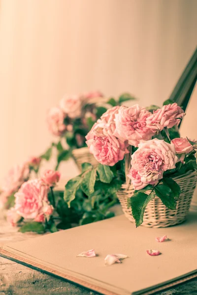 Roze rozen op houten tafel — Stockfoto