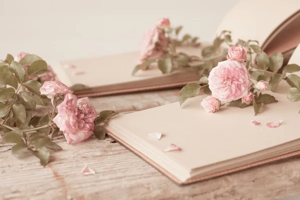 Rosas rosadas sobre mesa de madera — Foto de Stock