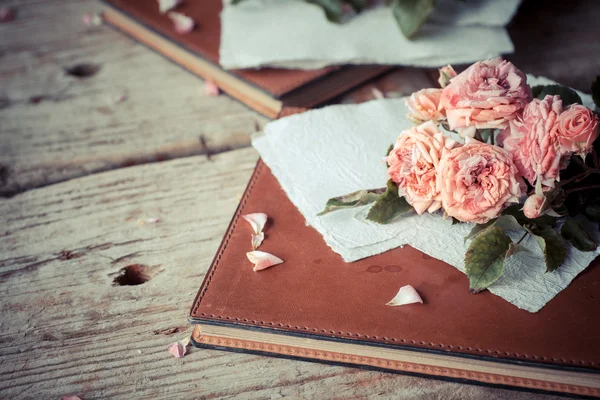 Rosas cor-de-rosa na mesa de madeira — Fotografia de Stock