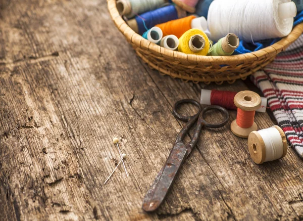 Estacas, agulhas, tesouras e tecidos listrados — Fotografia de Stock