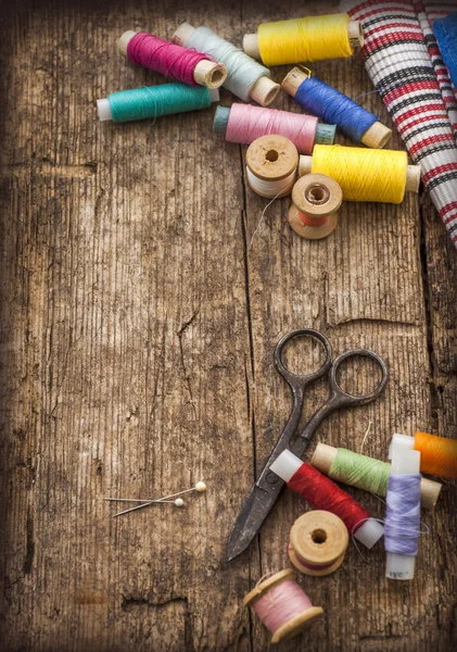 Szpulki, igły, nożyczki i paski tkaniny — Zdjęcie stockowe