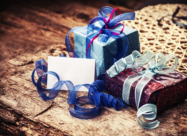 Caixas de presente de aniversário ou Natal em fundo de madeira — Fotografia de Stock