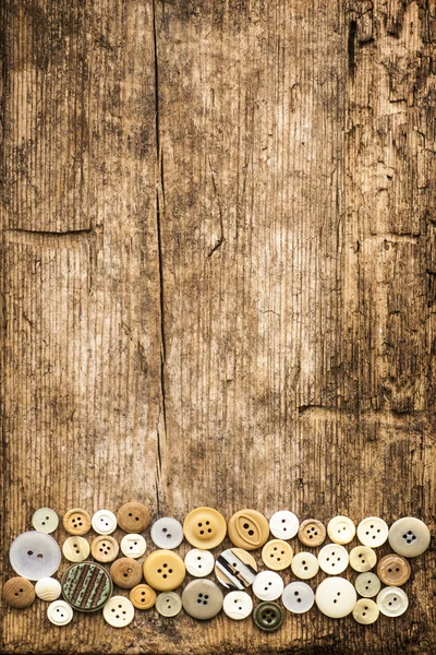 Botones vintage en mesa de madera vieja — Foto de Stock