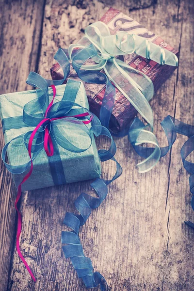 Cajas de regalo de cumpleaños o Navidad sobre fondo de madera — Foto de Stock