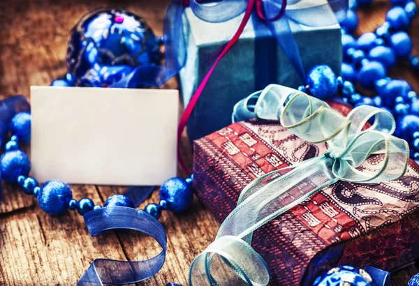 Scatole regalo di compleanno o Natale su sfondo di legno — Foto Stock