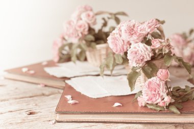 ahşap masa üstünde pembe güller