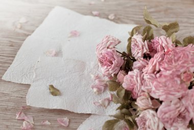 Ahşap masa raporları ile pembe güller