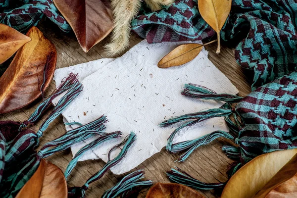 Fundo com folhas, cachecol e papéis — Fotografia de Stock