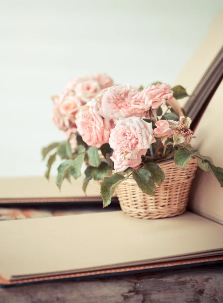 Pink roses on wooden table — Stock Photo, Image