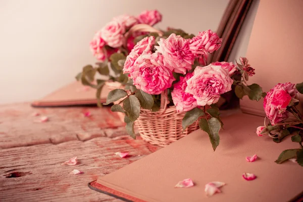 Rosas cor-de-rosa na mesa de madeira — Fotografia de Stock