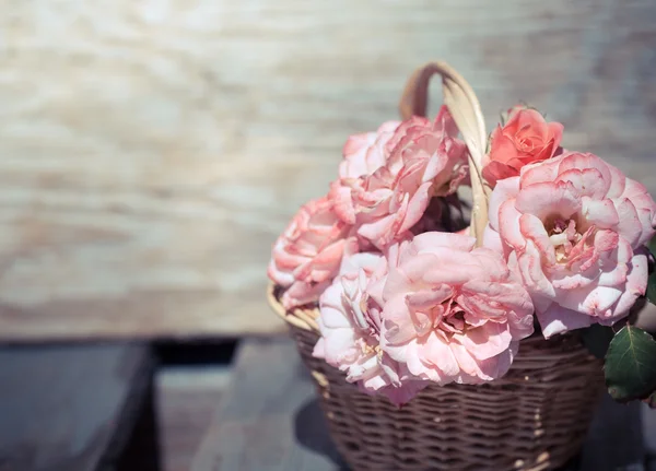 Roses roses sur table en bois — Photo