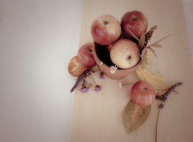 elma ve sonbahar yaprakları