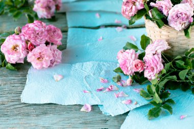 Ahşap masa raporları ile pembe güller