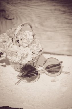 Gül ahşap masa gözlüklerle