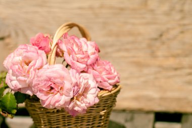 ahşap masa üstünde pembe güller