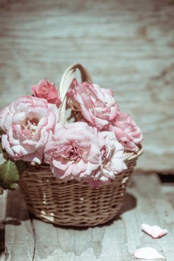 ahşap masa üstünde pembe güller