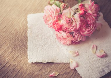 Ahşap masa raporları ile pembe güller