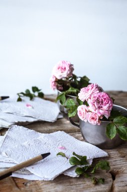 Ahşap masa raporları ile pembe güller