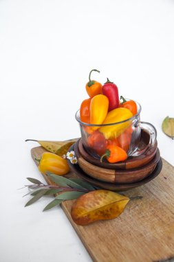 Yapraklar, kırmızı ve sarı biber