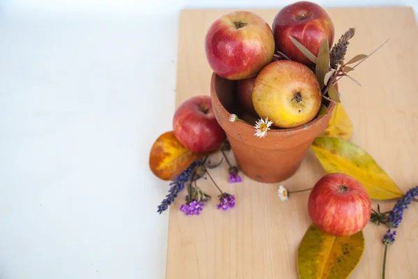 Τα μήλα και τα Φθινοπωρινά φύλλα — Φωτογραφία Αρχείου