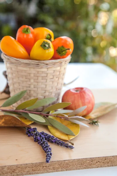 Маленький перець, осіннє листя та яблуко — стокове фото