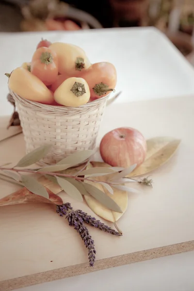 Petits poivrons, feuilles d'automne et pomme — Photo