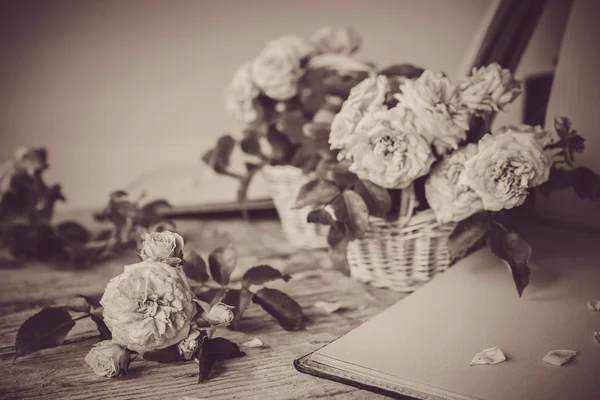 Róże na drewnianym stole — Zdjęcie stockowe