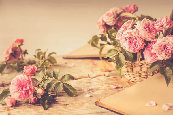 Rosas cor-de-rosa na mesa de madeira — Fotografia de Stock