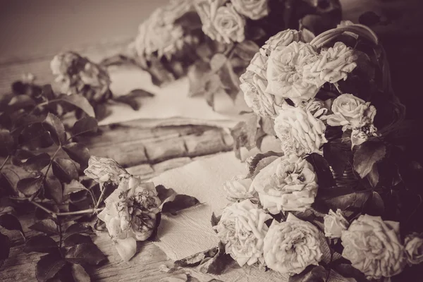 A fából készült asztal papírok Rózsa — Stock Fotó