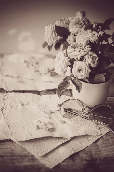 Roses avec verres sur table en bois — Photo