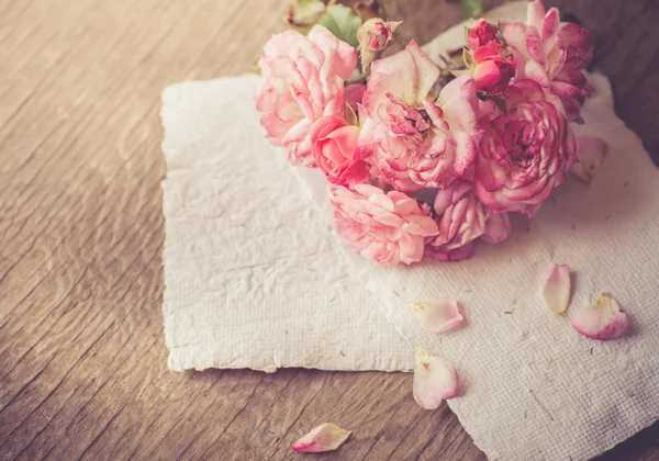 Ahşap masa raporları ile pembe güller