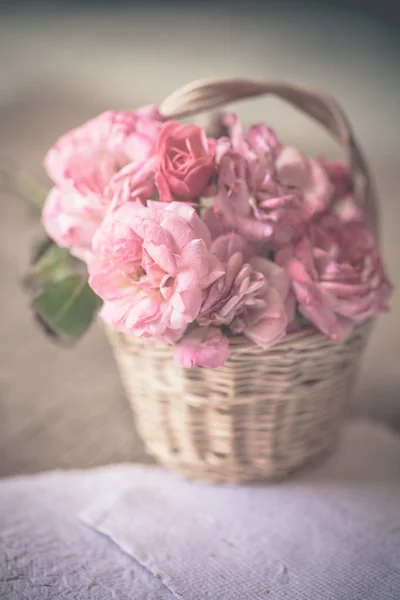 Roses roses avec papiers sur table en bois — Photo