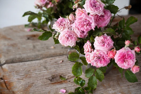 Rosas rosadas sobre mesa de madera — Foto de Stock