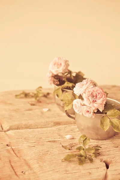 Roses roses sur table en bois — Photo