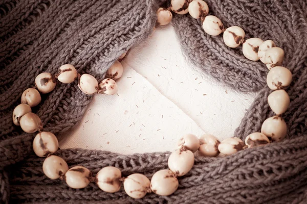 Фон с шарфом, ожерельем и бумагой — стоковое фото